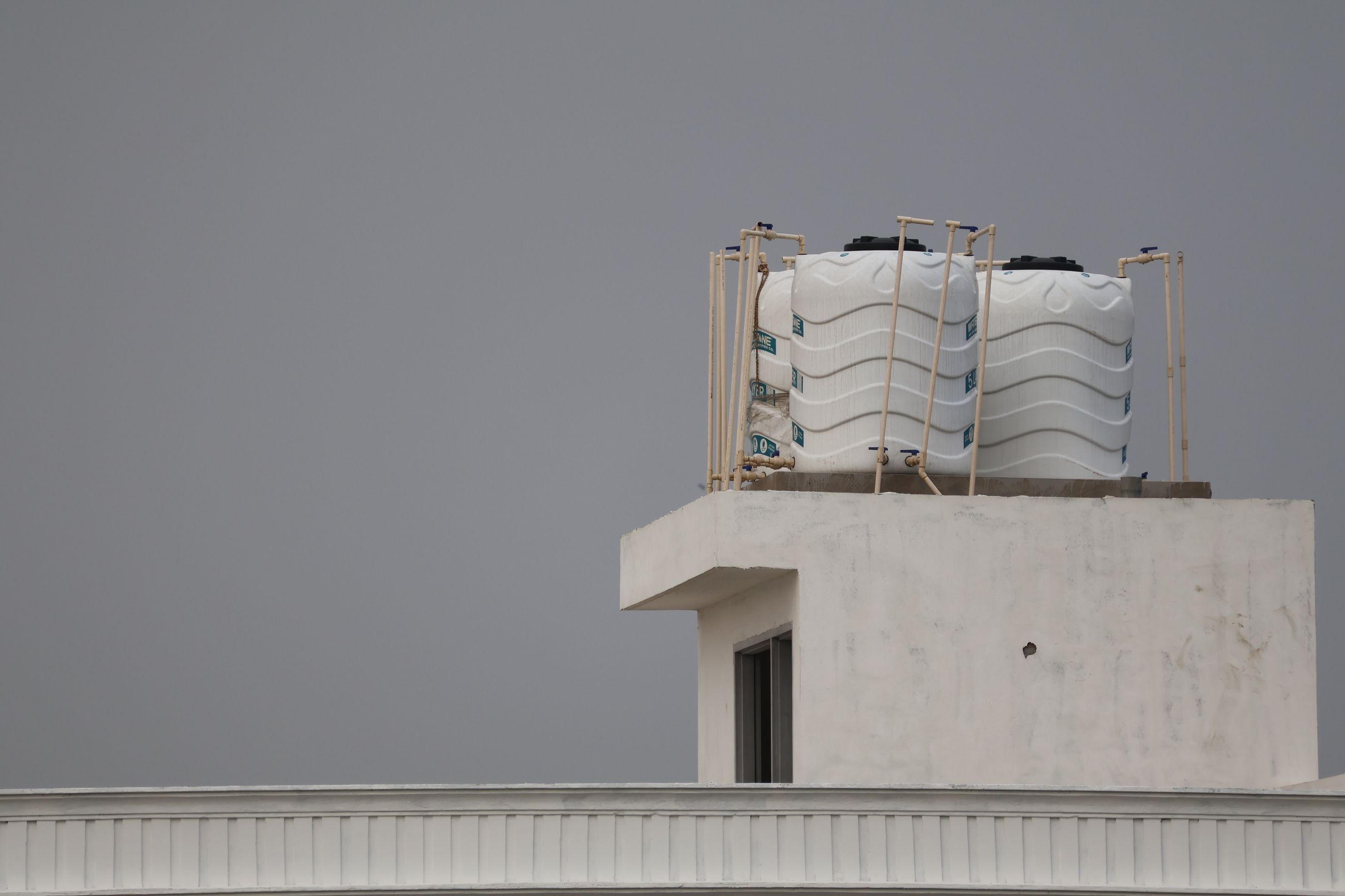 Tanques de agua en la azotea de un edificio