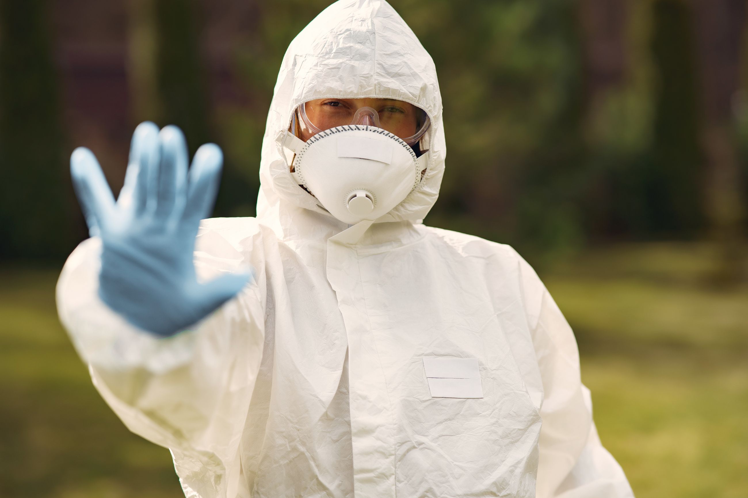 Técnico matriculado de KillFumigaciones con equipo de protección